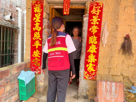 已处理1662101823662网格员入户向独居老人宣传防台风小知识,帮助排查安全隐患。.jpg