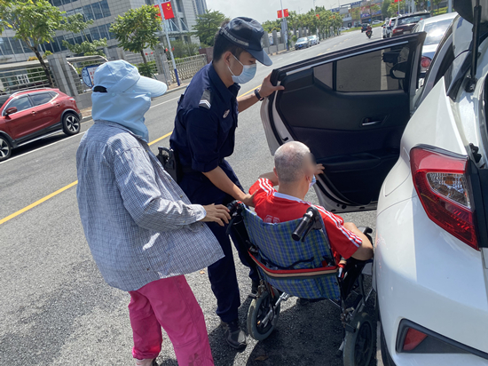 1.10月1日10时许，巡警大队特警中队队员们在鹤山文化中心核酸检测点维持治安秩序时，发现一女子在路边欲抬一名行动不便的老人上车。两名队员上前帮忙稳定住轮椅，把老人抱上车，受到现场围观群众称赞.jpg