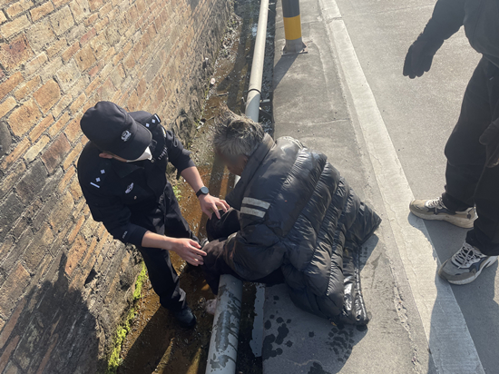 救助跌落水渠的老人 (1).jpg