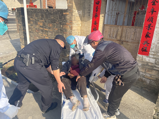 救助跌落水渠的老人 (2).jpg