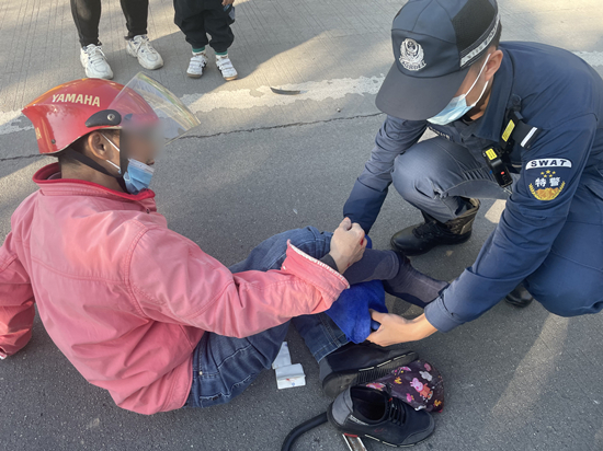 送骑车摔倒群众去医院 (1).jpg