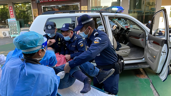 送骑车摔倒群众去医院 (2).jpg