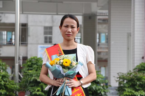 刘新招校长个人校园照.jpg