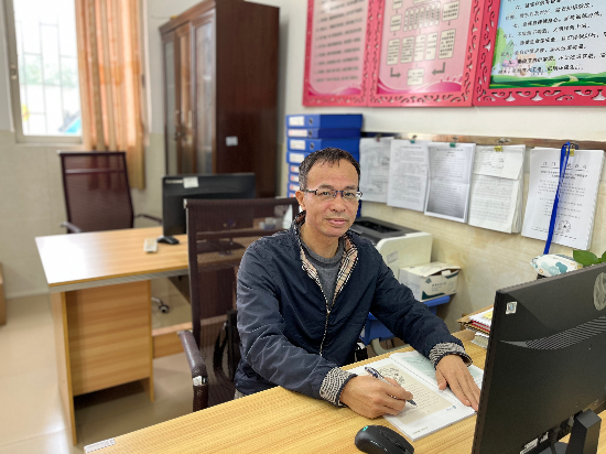 鹤山市址山镇廓村麦源生小学校长张启顺工作照片.jpg