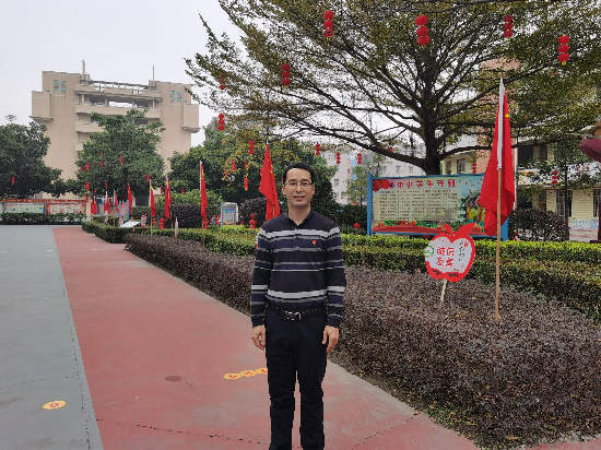 2沙坪二小校长陈江.jpg