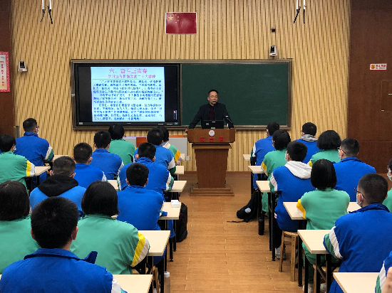1.鹤山一中施国成校长上开学思政第一课.jpg