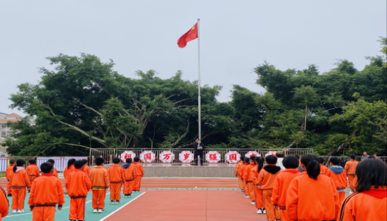 4.双合镇合成小学谭海权校长在国旗下上开学思政第一课.png