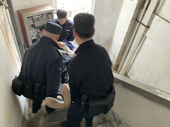 桃源警医联合全力救治 (3).jpg