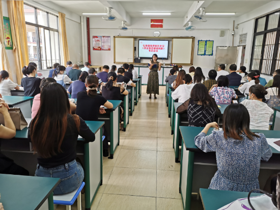 20230518龙州老师参加我校各年级教师会议.jpg