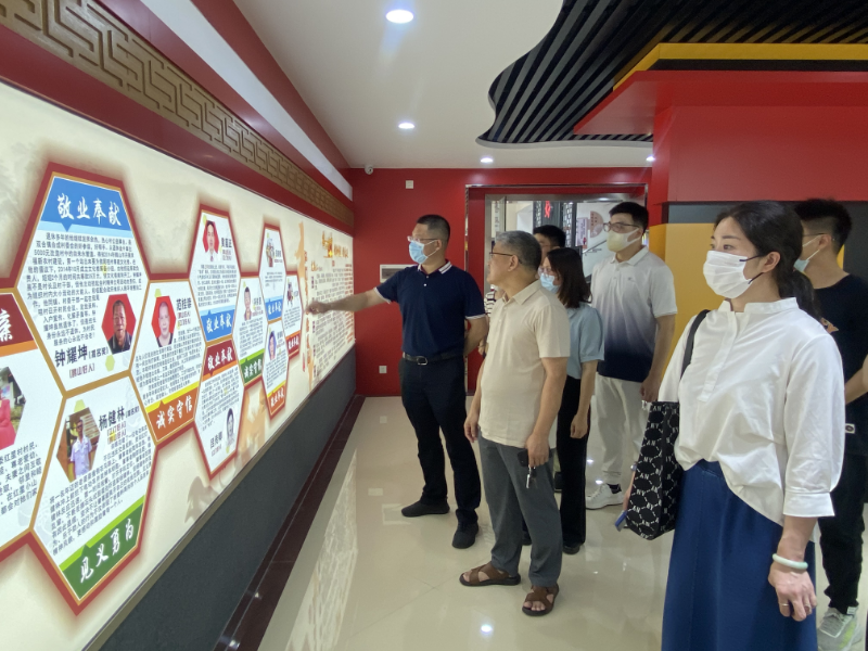 5月30日，鹤山市科工商务局组织开展道德模范学习宣传活动1.jpg