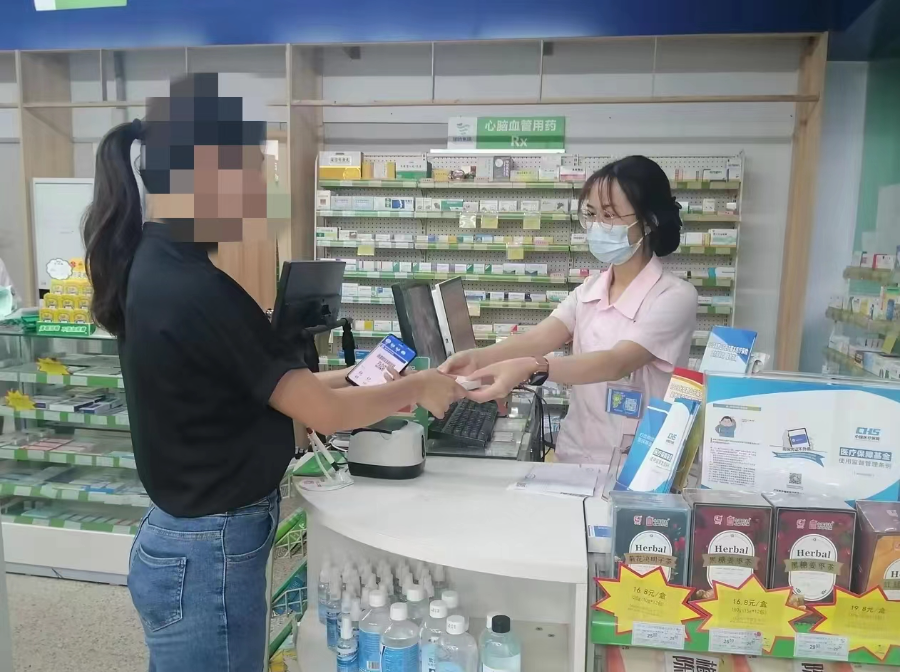 图片资料1:参保患者在试点药店购买“双通道”药品.jpg