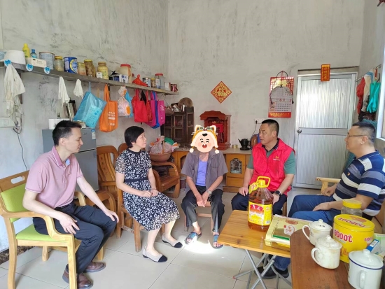 已处理1688519130526市人大常委会副主任欧卫华带队到蟠龙村慰问困难党员_副本.jpg