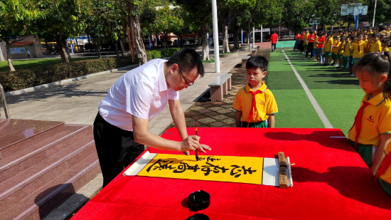 共和镇中心小学陈远森校长现场书写送祝福.jpg