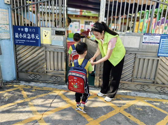 沙坪街道赤坎英才幼儿园入园前卫生消毒.jpg