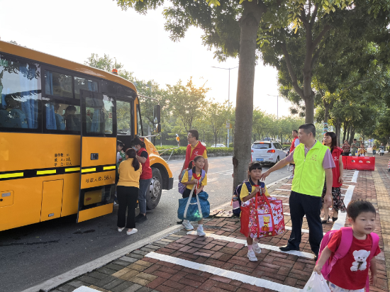 楼冲小学 教师志愿者 迎接孩子们下校车.jpg