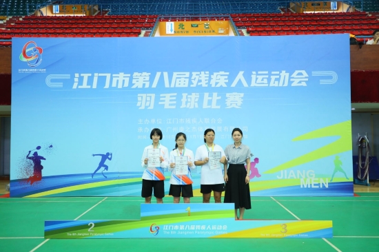 已处理1699002106081图片5：吕诗婷（右二）获得羽毛球女子单打SL3SL4级别铜牌.jpeg