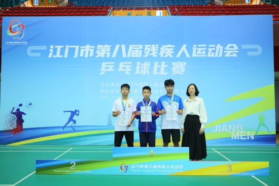 已处理1699002106075图片3：张德毅（左一）获乒乓球男子单打TT13级银牌.jpeg
