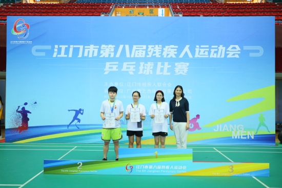 已处理1699002106070图片3：冯晓欣（左一）获乒乓球女子单打TT13级银牌.jpeg