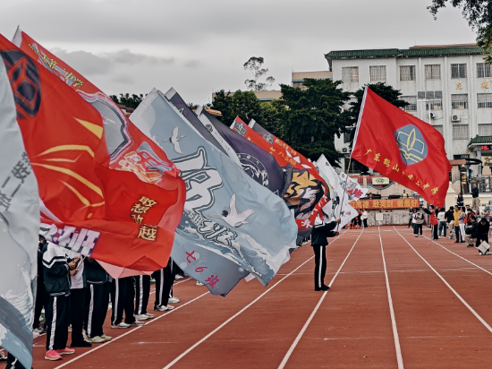 1 二中·迎风飘扬的校旗、班旗.jpg