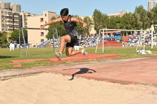 6 鹤华中学·跳远中每一次的飞跃都是对梦想的追求.jpg