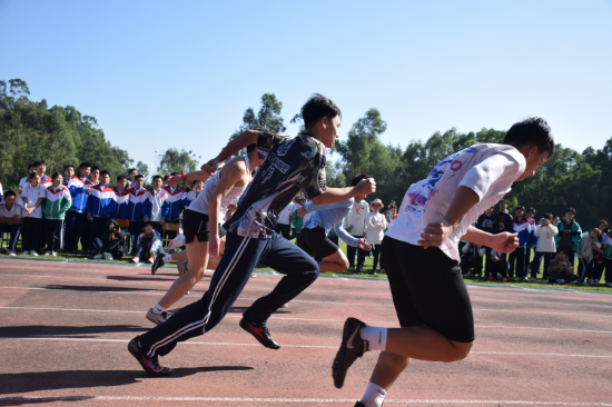 8 纪元中学·在红色的跑道上离弦驰骋.jpg