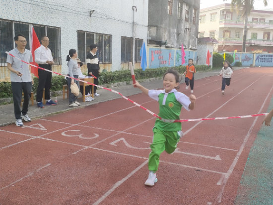 11 鹤城镇三堡小学校运会接力比赛中选手兴奋冲线,获取佳绩。.jpg