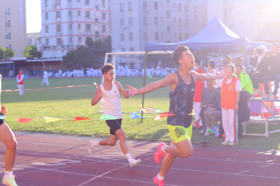 12 鹤华中学·迎着朝阳的冲刺瞬间.jpg