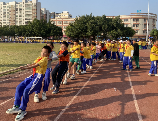 14 鹤山市共和镇中心小学拔河比赛期间,同学们咬紧牙关,都想为班级争光.jpg