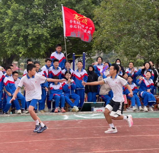 16 沙坪中学·交接棒的一刻.jpg