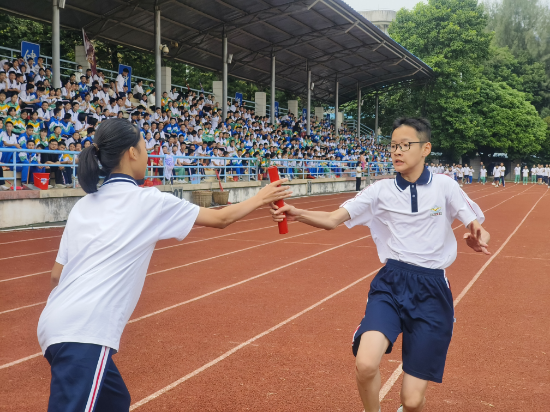 15 一中附中校运会:传递团结与信任的接力棒.jpg