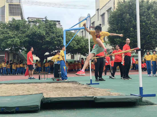 19 沙坪二小·跳远运动员奋力一跃,溅起沙尘;专注自信,锐不可当.jpg