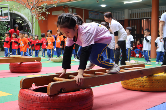 20 工交二幼中班闯关小勇士.JPG