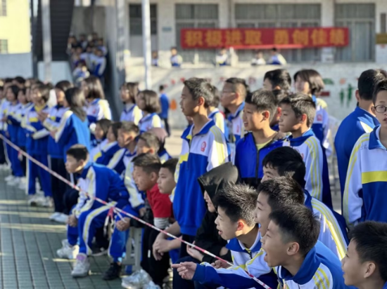 26 三中·热心观众为选手呐喊欢呼.jpg