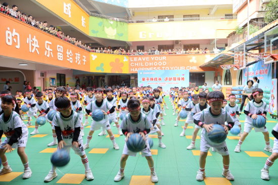 5 工交二幼·大班操节展示:篮球操.JPG