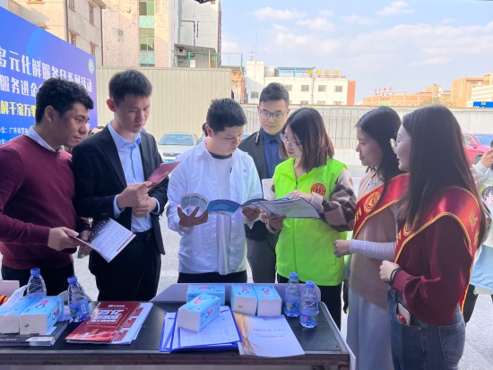 已处理1705392949508工会工作人员宣传工会法律援助和就业帮扶服务.jpg