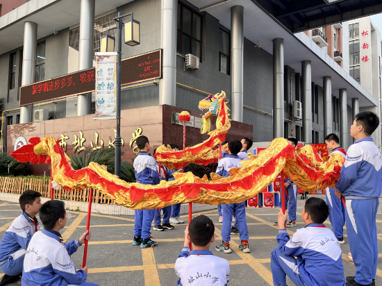 址山小学学校舞龙队.jpg