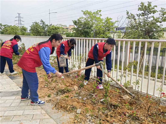 鹤山市职业技术学校师生开展“绿美鹤山 与志愿同行”植树志愿活动1(1).jpg