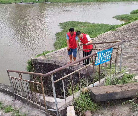 退役军人志愿队排查泄洪水闸.png