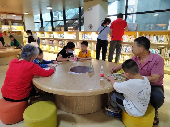 已处理1716374736286鹤山市残疾人文化进家庭“五个一”项目活动之读一本书2.jpg