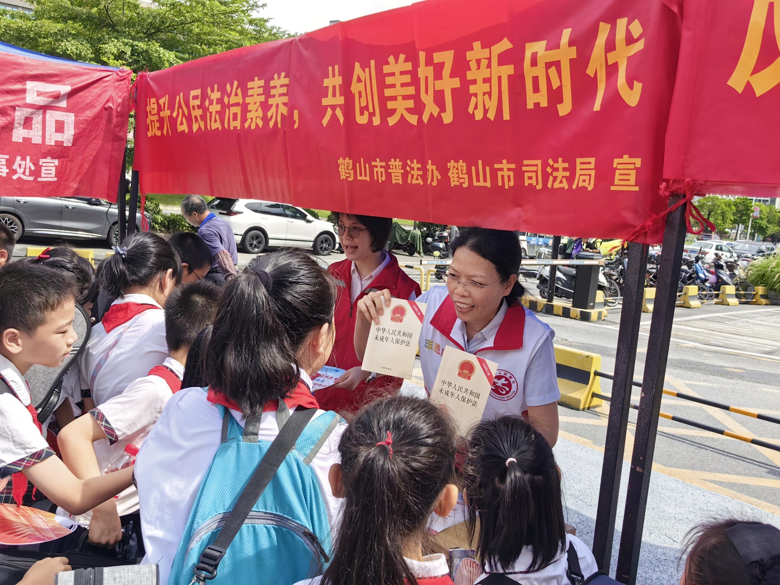 6月26日鹤山市司法局组织普法志愿者在新华城商圈党建阵地开展“提升公民法治素养，共创美好新时代”法治宣传活动.jpg