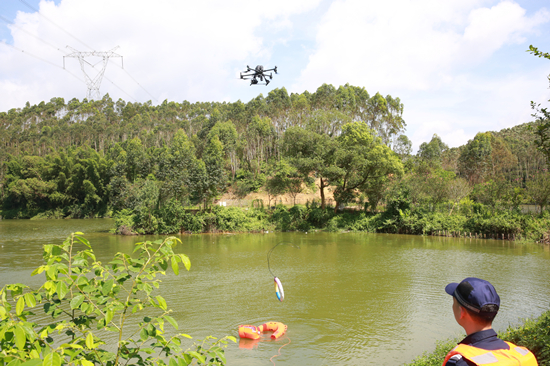 救援无人机将救生圈送到落水者所在位置.JPG
