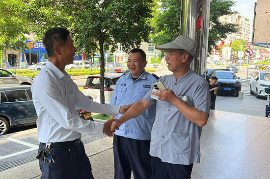 八旬老人上演“寻友记” (2).JPG