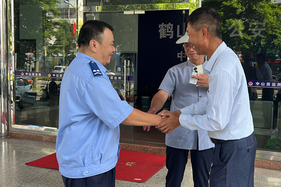 八旬老人上演“寻友记” (16).JPG