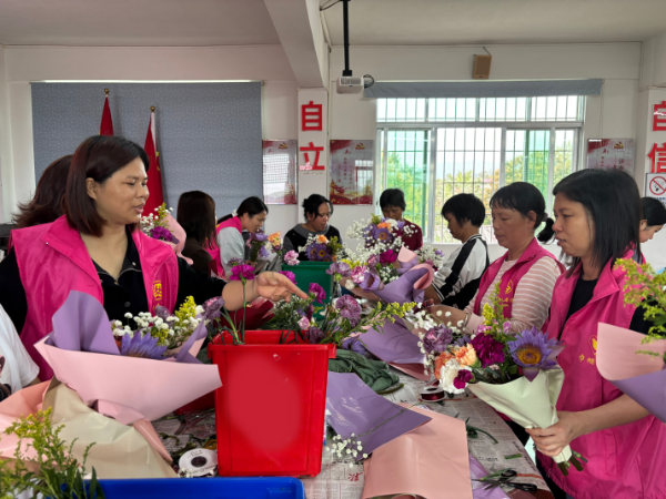 双合镇“心有繁华，和美家风”手工插花活动.jpg