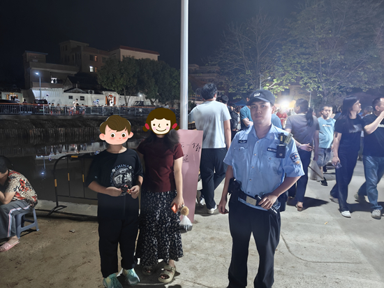 蓝龙虾美食节安保期间，找回一名走失小孩.jpg