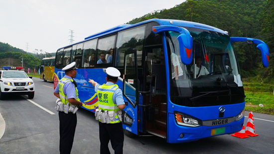 交警加强活动现场的交通管制和通行指引，切实维护道路交通顺畅 (1).JPG