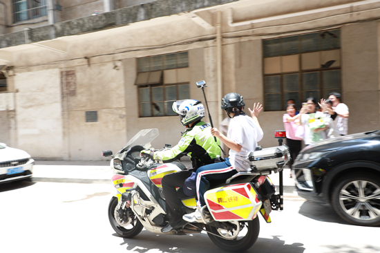 坐一趟警车 (2).JPG