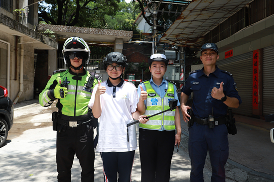 坐一趟警车 (3).jpg