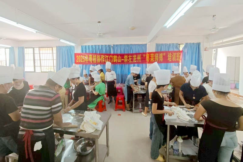 1.学员认真学习广式点心制作方法.jpg