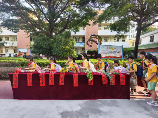 4.沙坪二小学生们触摸寓意吉祥的物品,预兆新的一年聪明睿智、健康快乐.jpg